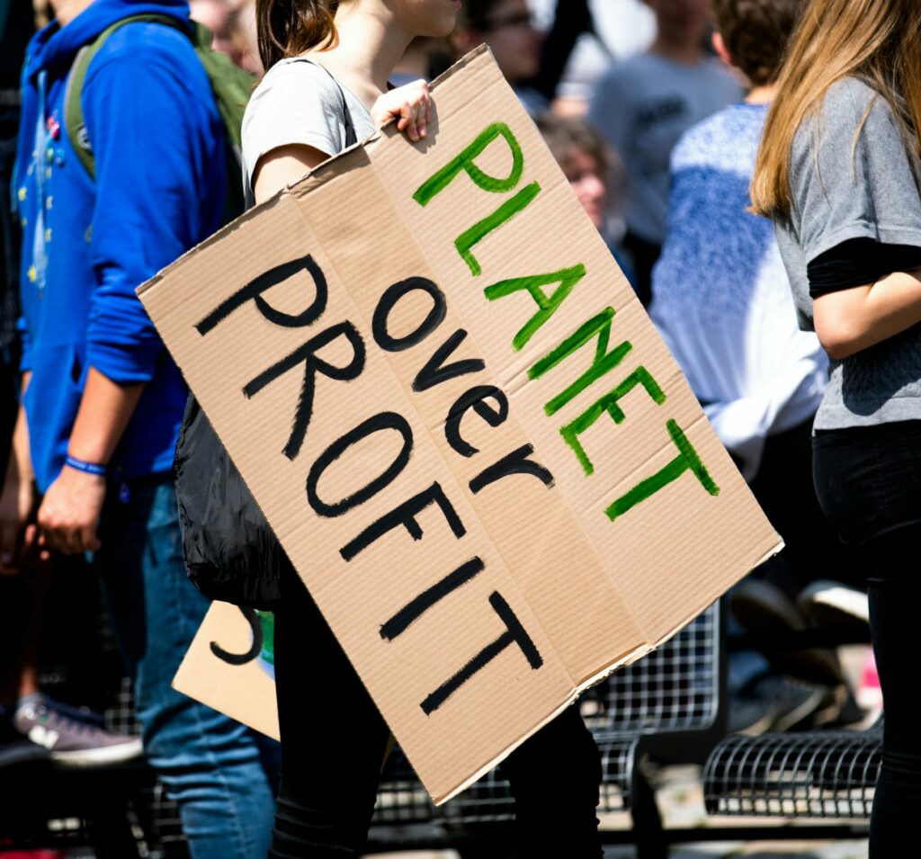 Pancarte "planet over profit" signifiant la planète avant le profit